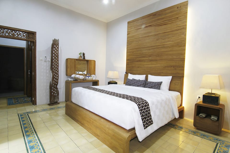 Deluxe Suite | In-room safe, desk, soundproofing, iron/ironing board