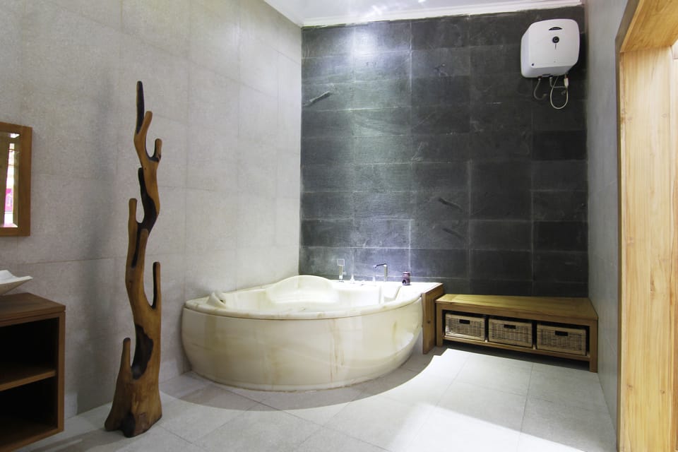Deluxe Suite | In-room safe, desk, soundproofing, iron/ironing board