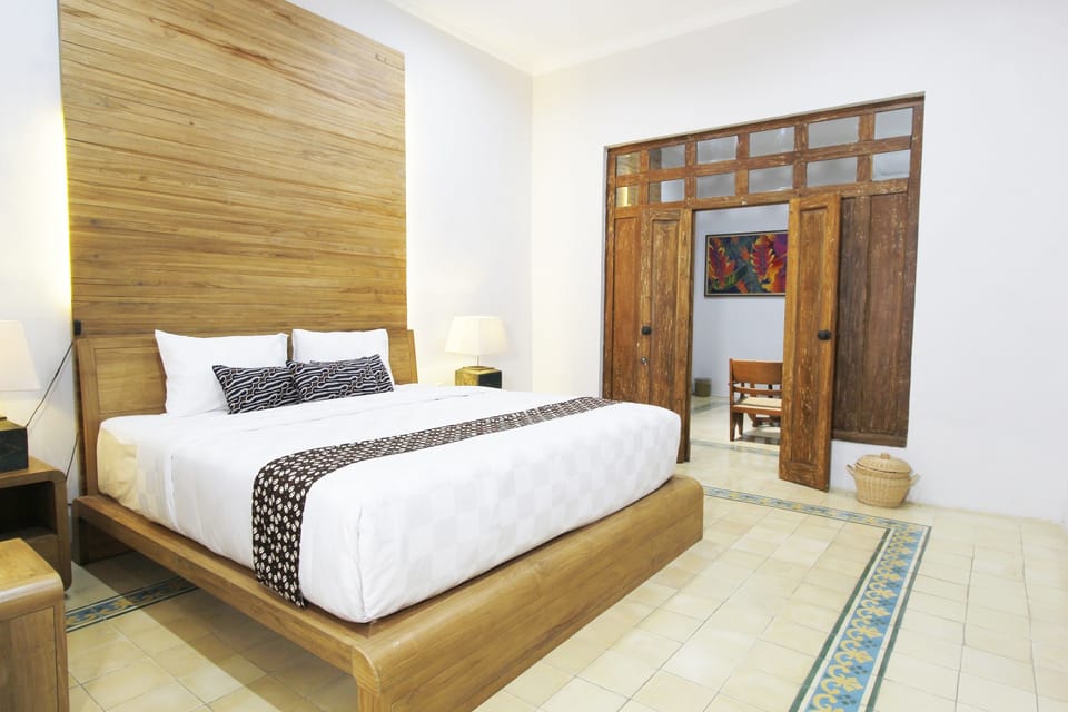 Deluxe Suite | In-room safe, desk, soundproofing, iron/ironing board
