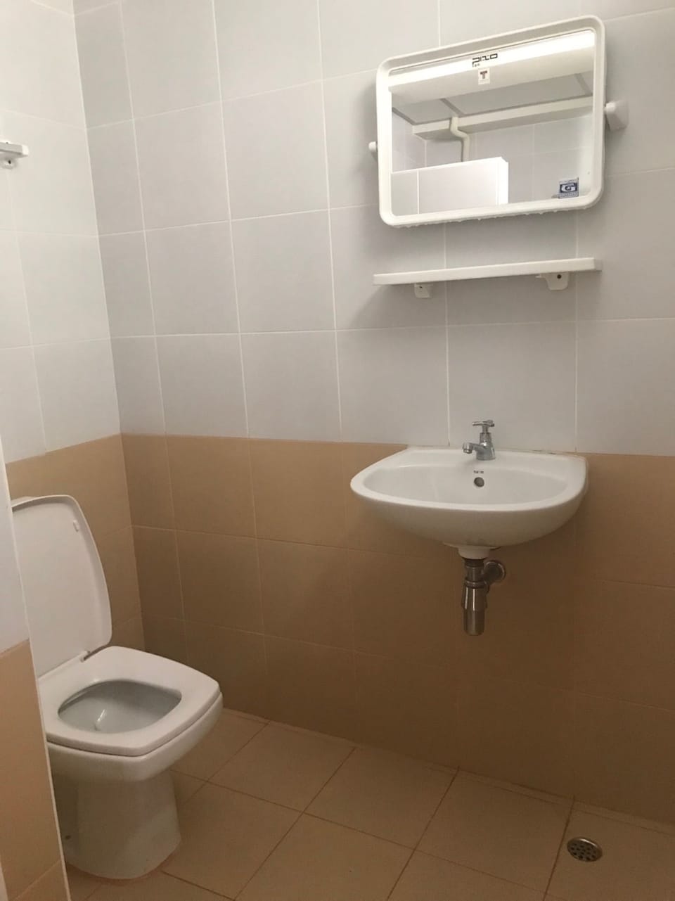 Shower, free toiletries, towels