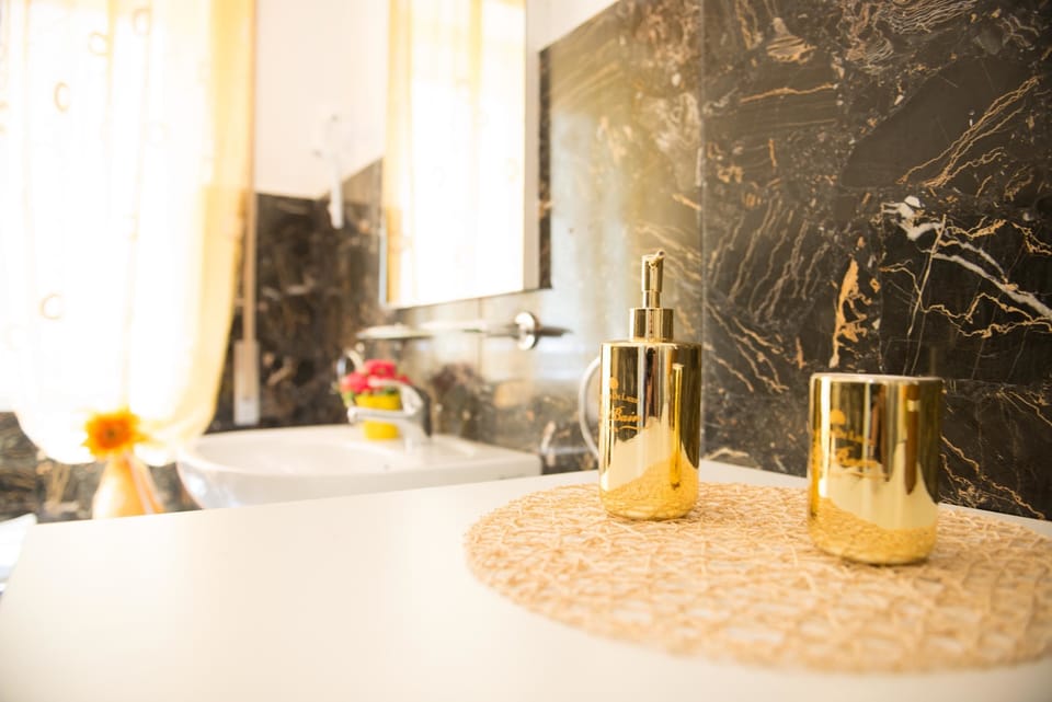 Classic Room, Private Bathroom (External) | Bathroom | Shower, free toiletries, hair dryer, bidet