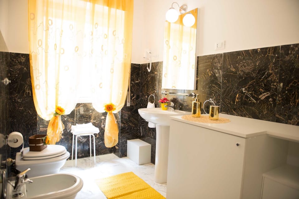 Classic Room, Private Bathroom (External) | Bathroom | Shower, free toiletries, hair dryer, bidet