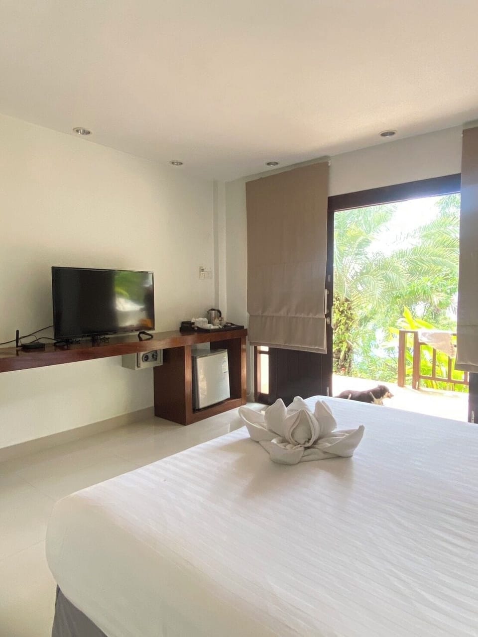 Hillside Room with Double Bed | Minibar, in-room safe, free WiFi, bed sheets
