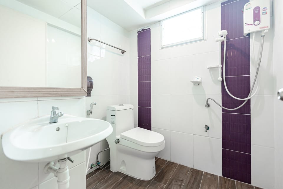 Deluxe Room | Bathroom | Shower, free toiletries, towels