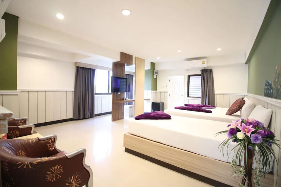 Deluxe Room | Blackout drapes, free WiFi, bed sheets