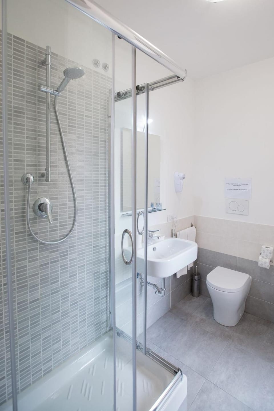 Shower, free toiletries, hair dryer, bidet