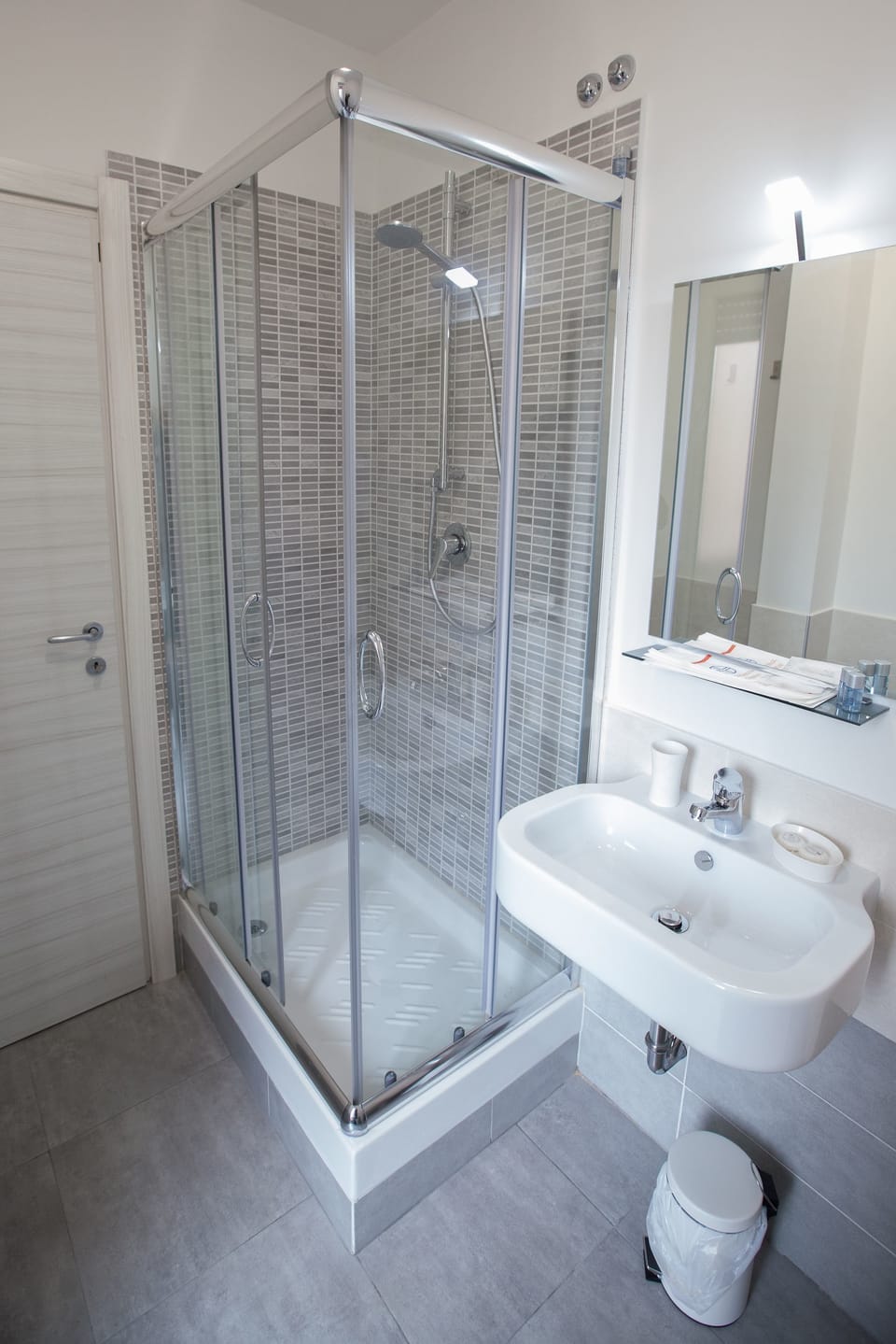 Quadruple Room | Bathroom | Shower, free toiletries, hair dryer, bidet