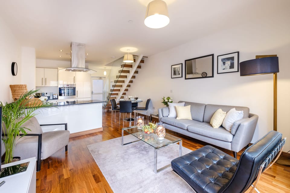 Premium Duplex, 2 Bedrooms | Living area | Flat-screen TV, Netflix