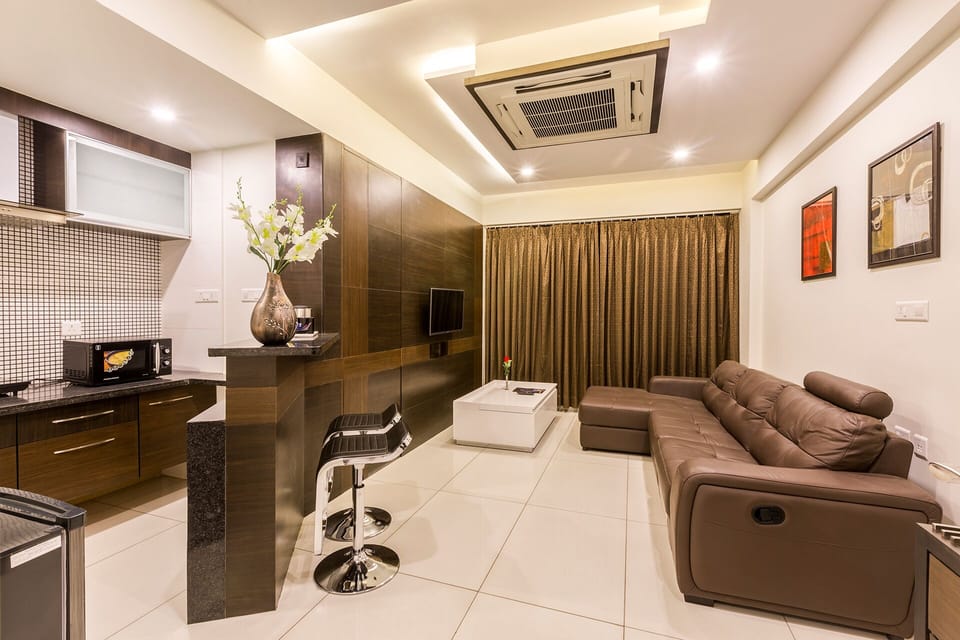 Executive Double Room Single Use, 1 Bedroom, Kitchenette, City View | Living area | TV