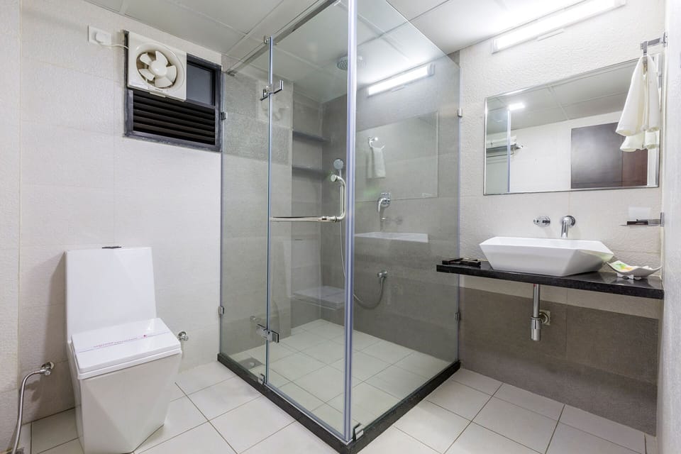 Executive Double Room Single Use, 1 Bedroom, Kitchenette, City View | Bathroom | Shower, free toiletries, hair dryer, bathrobes