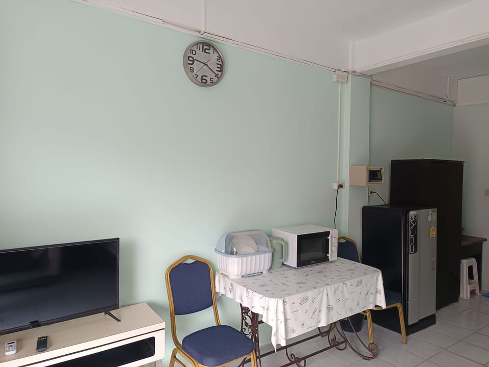 Basic Studio | In-room safe, blackout drapes, free WiFi, bed sheets
