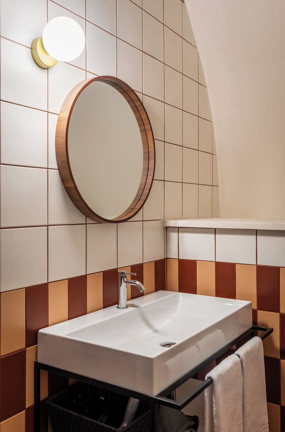 Economy Double Room | Bathroom | Shower, free toiletries, hair dryer, slippers