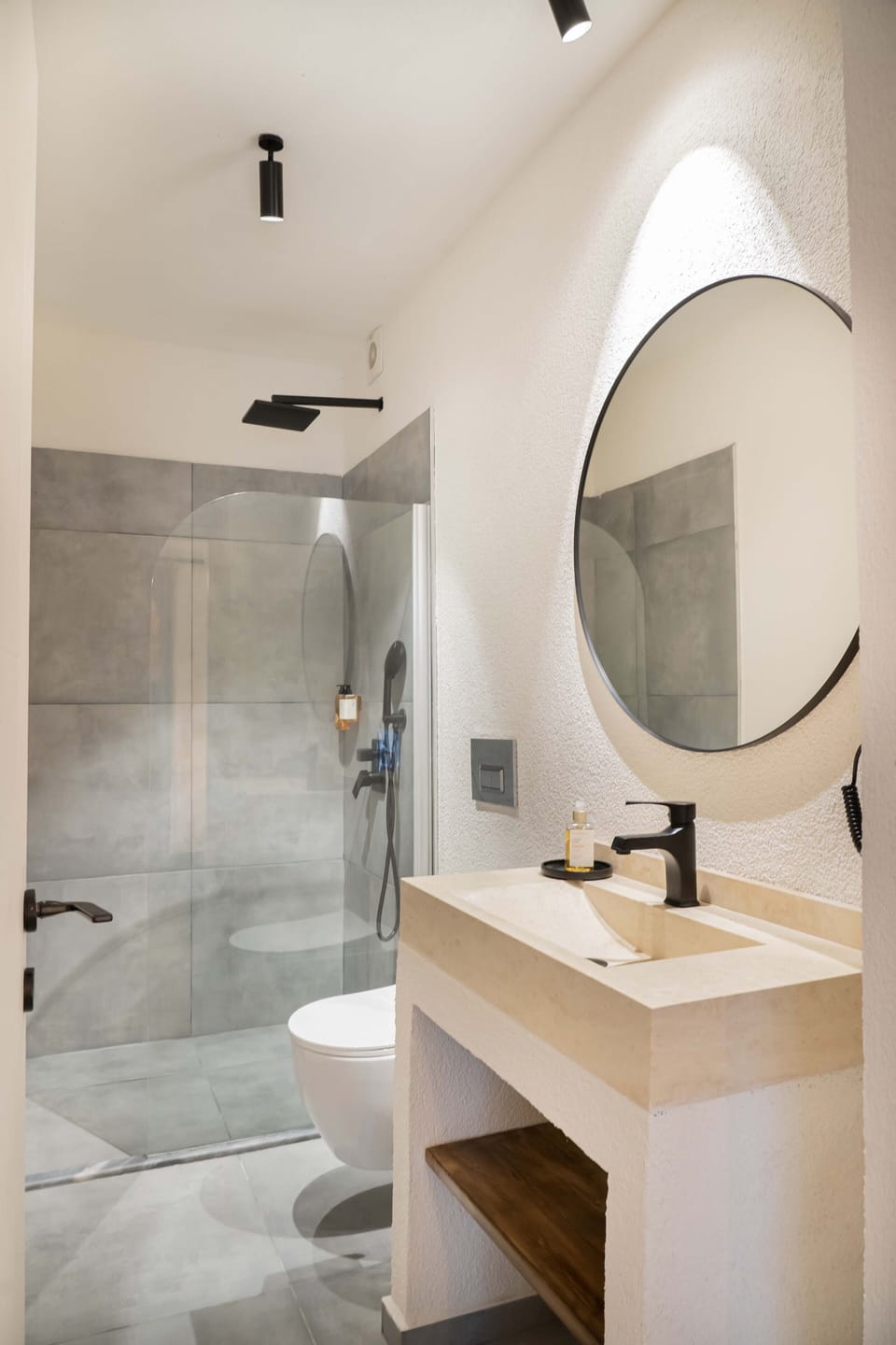 Standard Room, 1 Bedroom | Bathroom | Shower, hydromassage showerhead, hair dryer, slippers