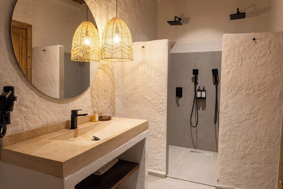 Luxury Quadruple Room | Bathroom | Shower, hydromassage showerhead, hair dryer, slippers