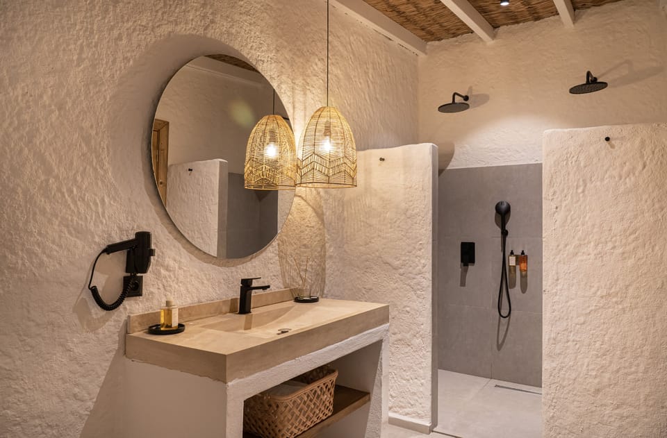 Luxury Quadruple Room | Bathroom | Shower, hydromassage showerhead, hair dryer, slippers