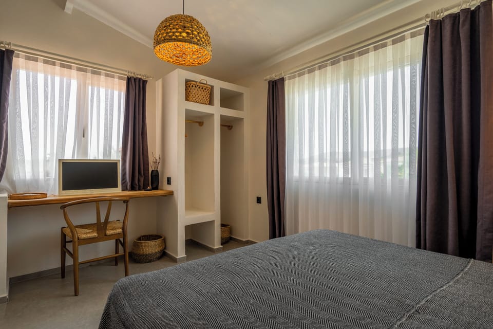 Deluxe Double Room, 1 Bedroom | Premium bedding, in-room safe, WiFi (free), bed sheets