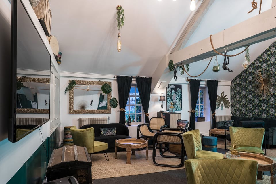 Cocktail bar, pool views, open select days