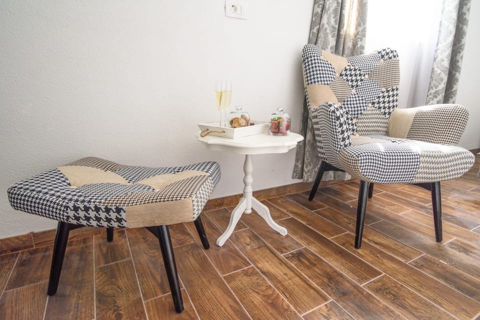 Family Suite, Poolside | Room service - dining