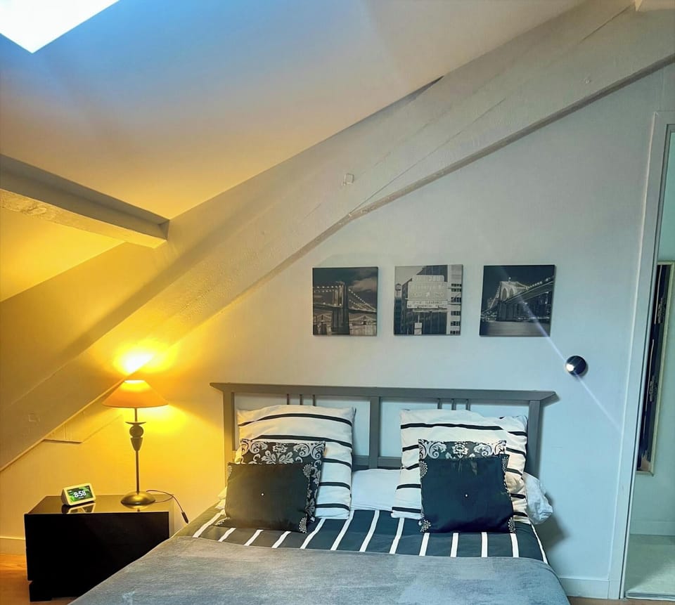 Classic Double Room (N°3 Black and white)