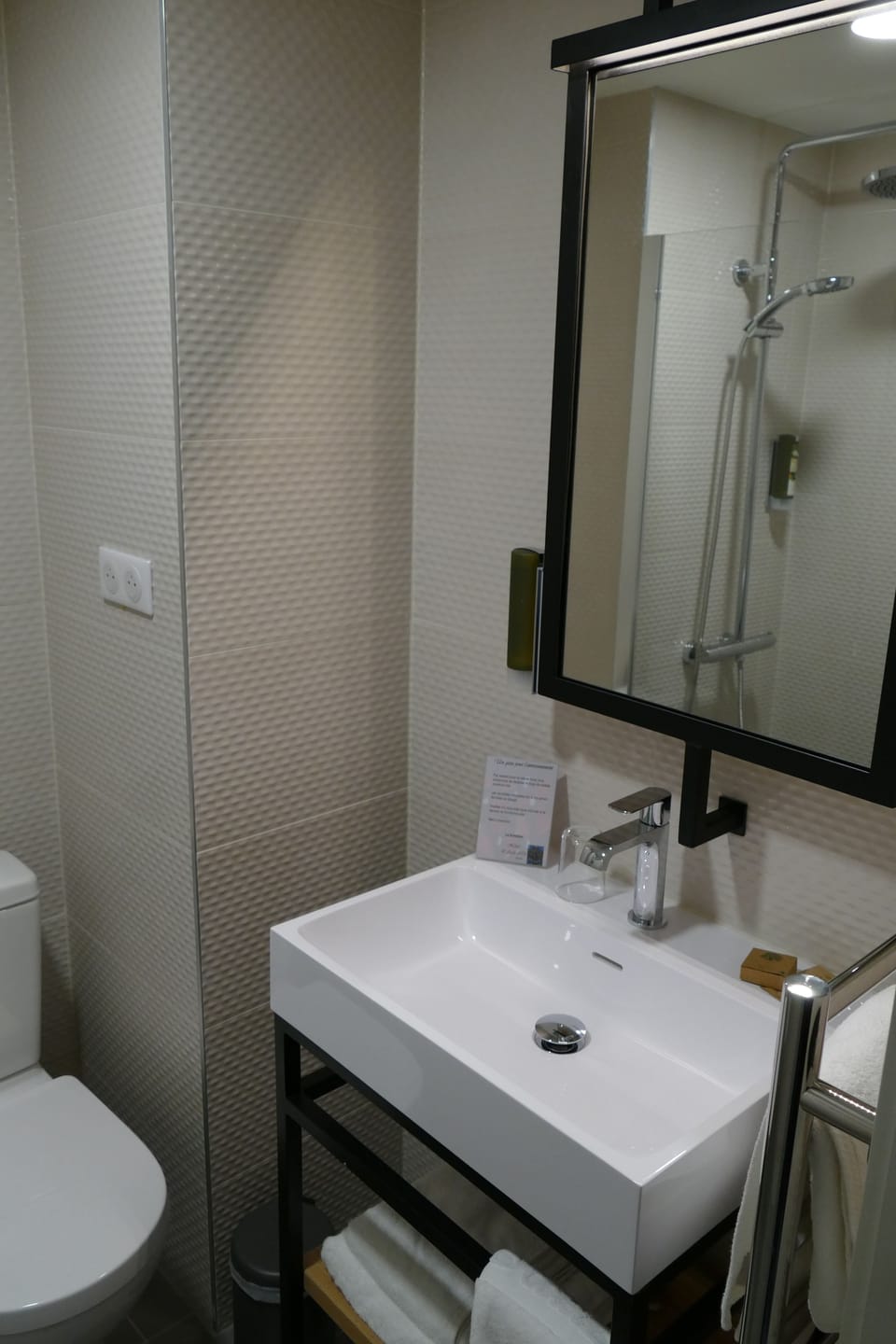 Comfort Single Room | Bathroom | Rainfall showerhead, free toiletries, hair dryer, towels