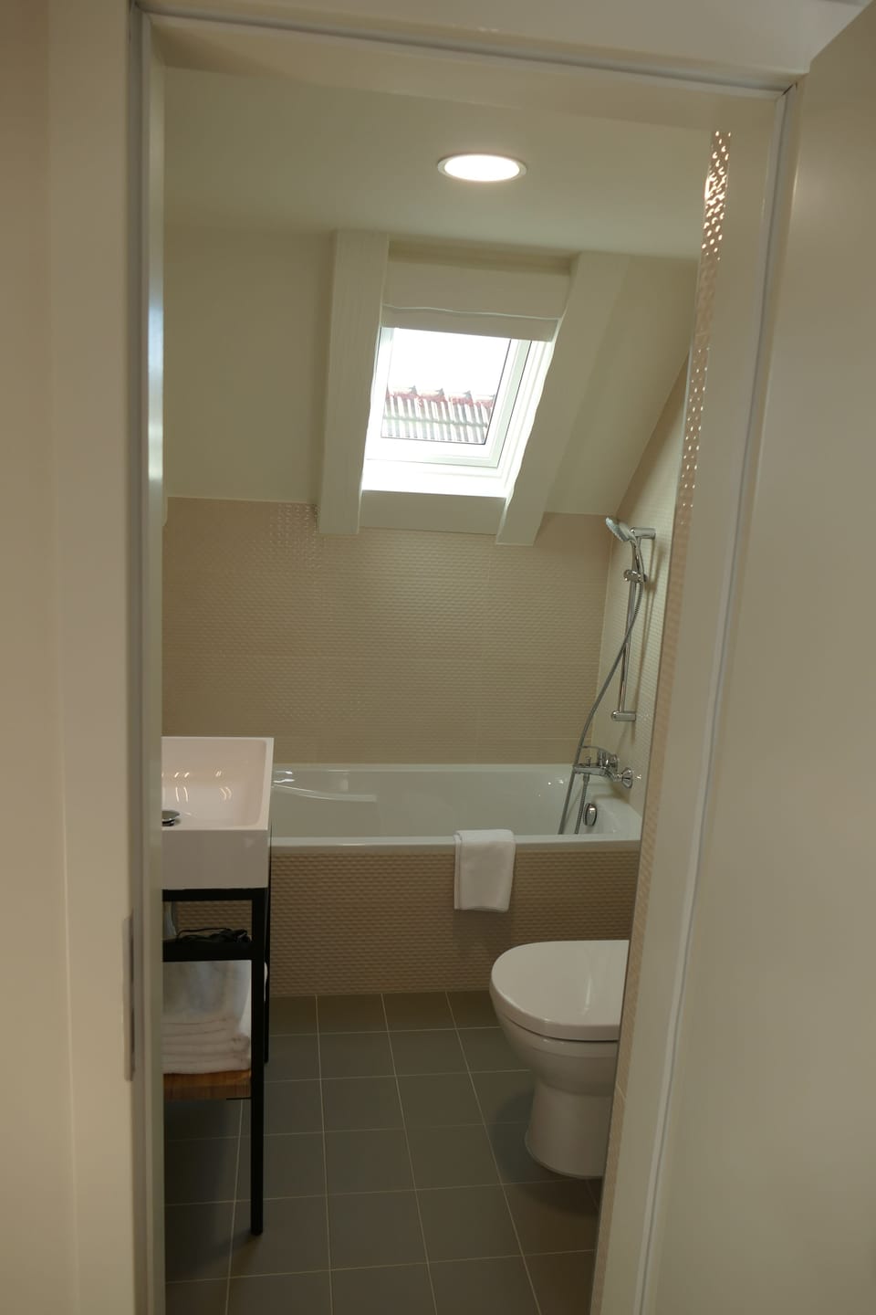 Superior Suite | Bathroom | Rainfall showerhead, free toiletries, hair dryer, towels