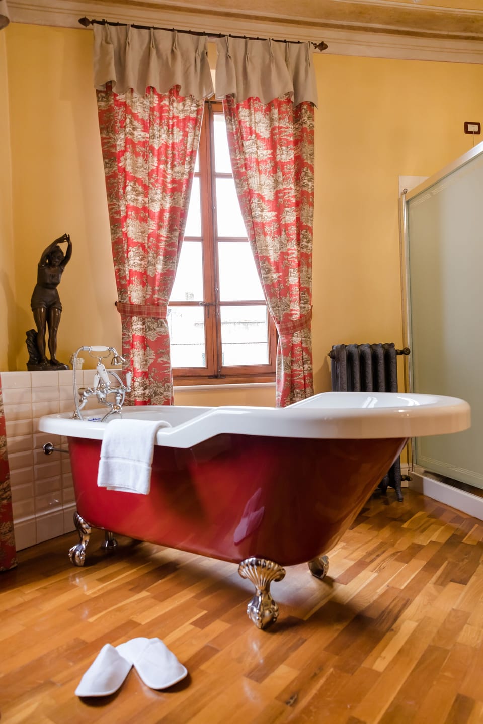 Suite, Pool View | Bathroom | Free toiletries, hair dryer, slippers, towels