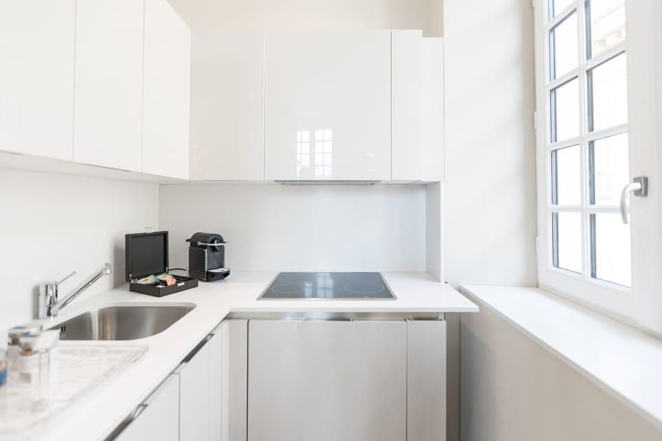 Full-size fridge, oven, coffee/tea maker, electric kettle