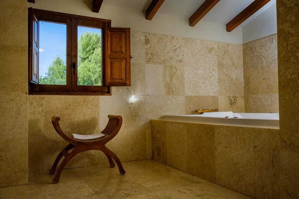 Deluxe Suite, 1 King Bed, Jetted Tub, Tower | Private spa tub