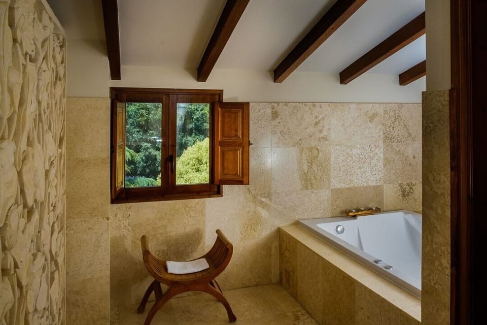 Deluxe Suite, 1 King Bed, Jetted Tub, Tower | Bathroom | Free toiletries, hair dryer, towels, soap