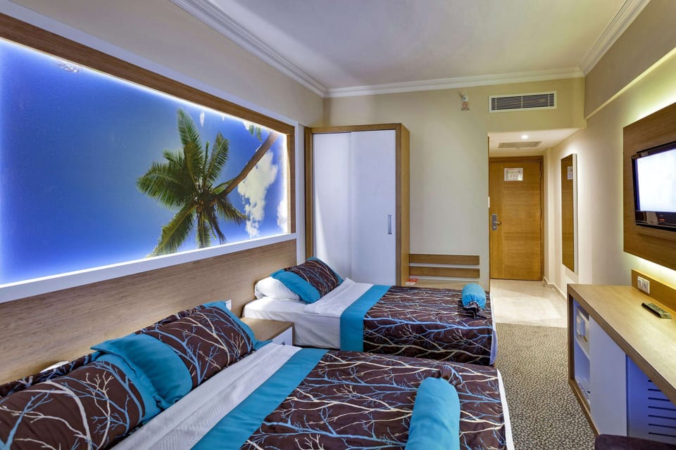 Free minibar, in-room safe, desk, bed sheets