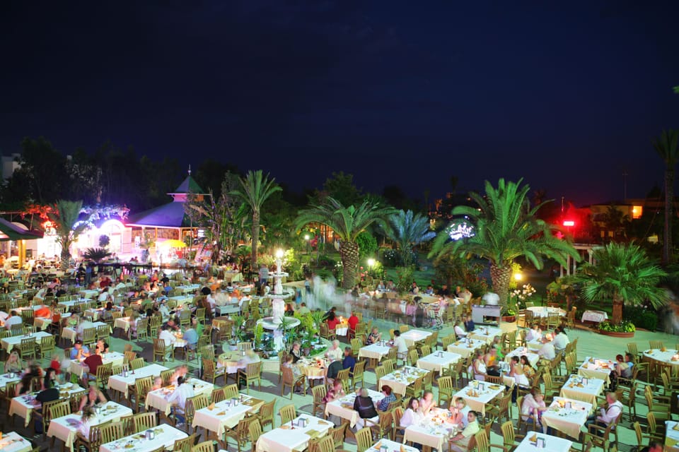 3 restaurants, dinner served