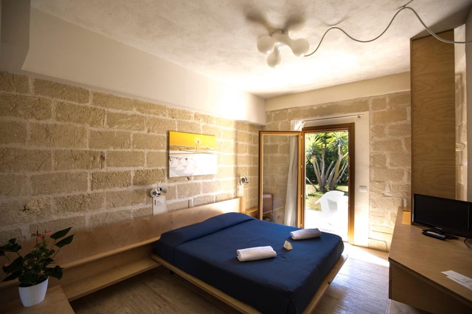 Classic Double or Twin Room | Minibar, in-room safe, blackout drapes, soundproofing