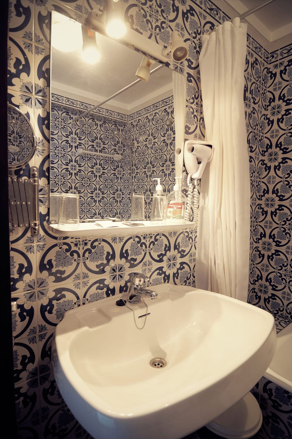 Bathroom sink