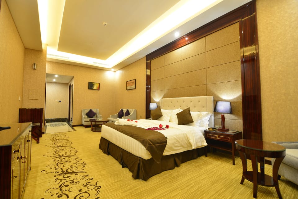 Executive Suite | Minibar, in-room safe, desk, soundproofing