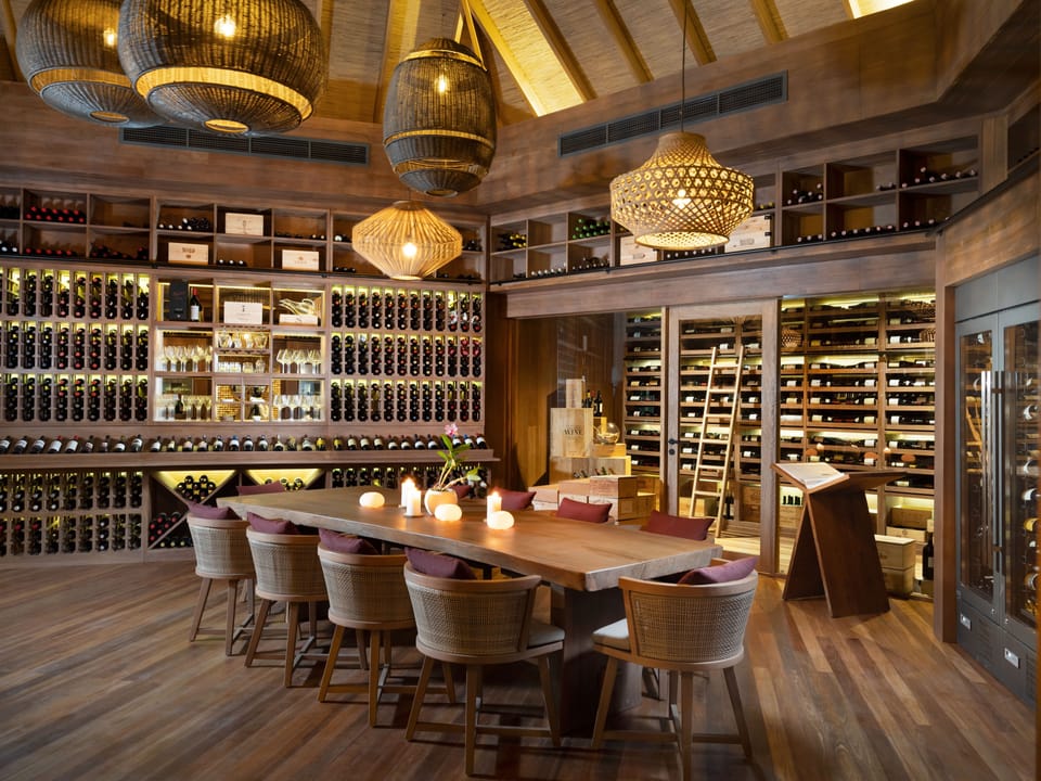 6 restaurants, breakfast, lunch, dinner served; international cuisine