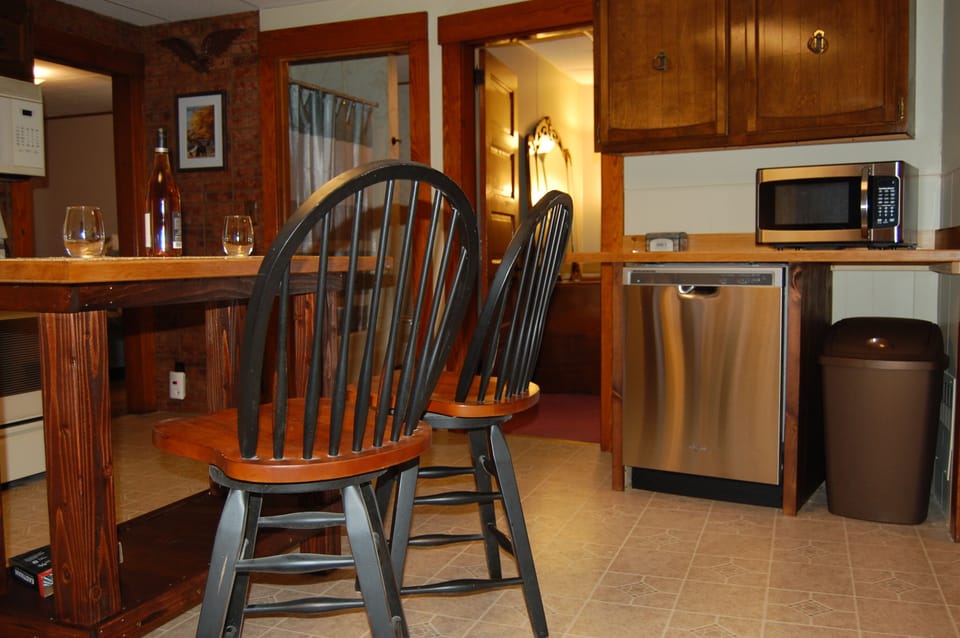 Large Kitchen gathering space w/ Island