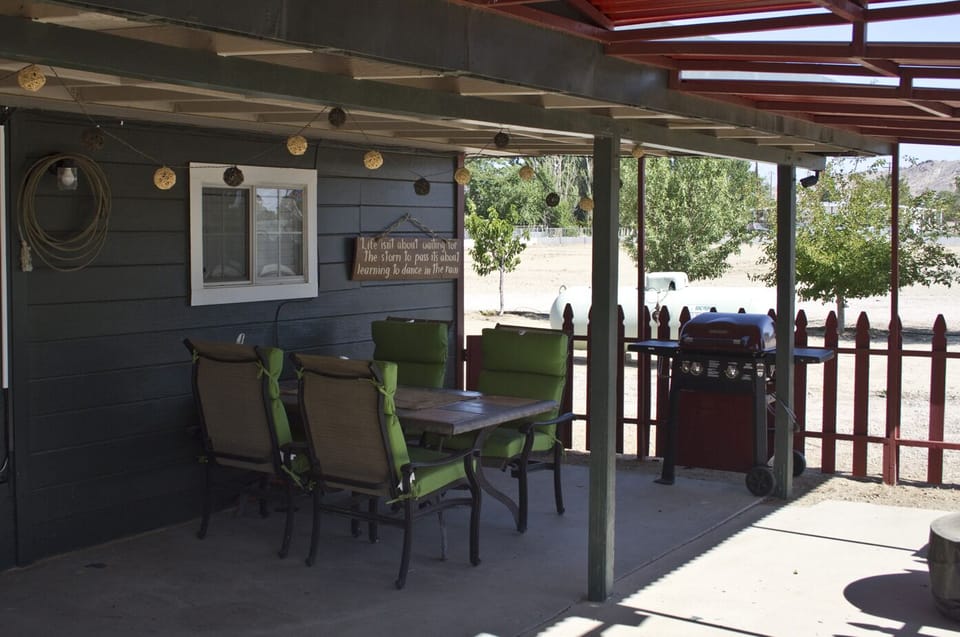 Enjoy barbecuing on the porch and having dinner at the table.