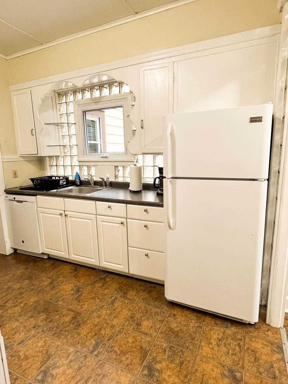 Fully equipped kitchen, with all the cleaning supplies you will need under the sink.