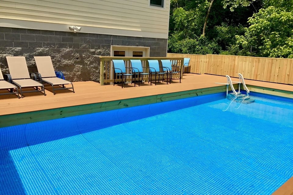 Pool Area : )  Hot tub around the corner.