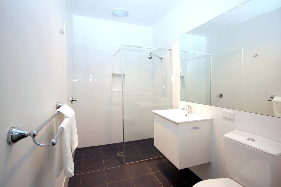 Motel Unit | Bathroom | Shower, towels
