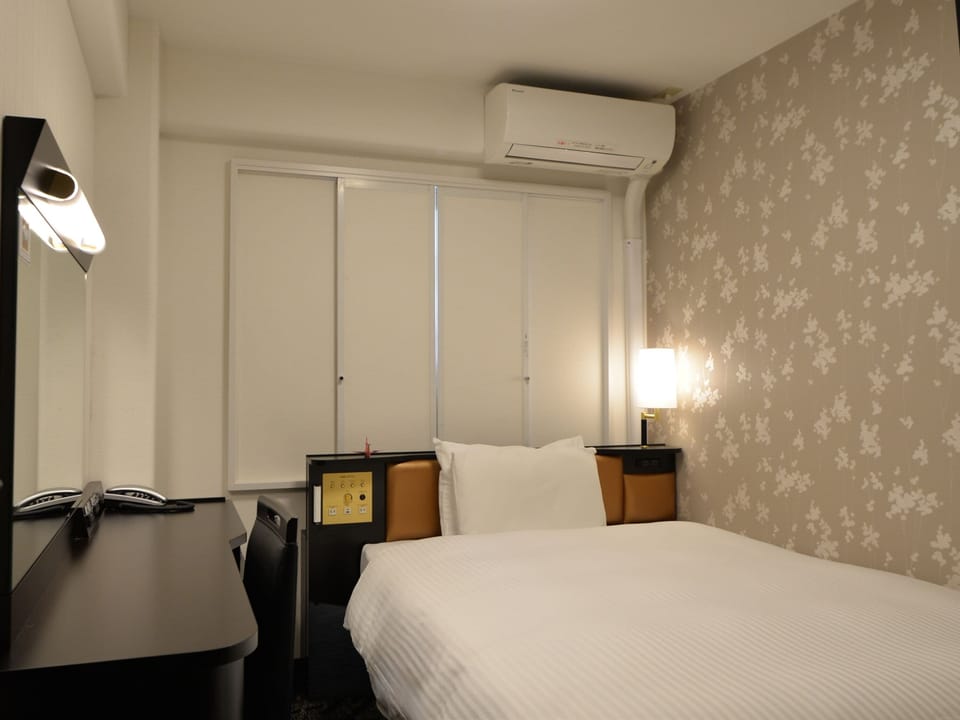 Down comforters, desk, laptop workspace, free WiFi