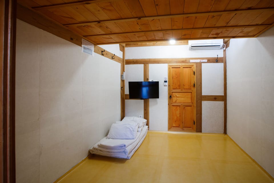 Family Duplex, Non Smoking, Private Bathroom (Ondol) | Soundproofing, free WiFi, bed sheets