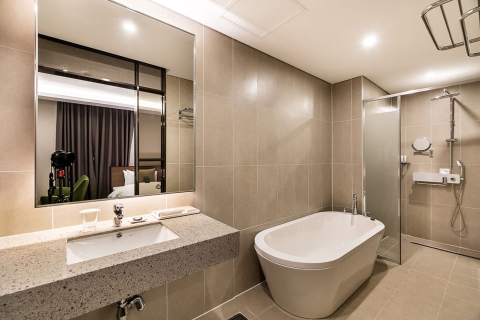 Suite (Dream) | Bathroom | Shower, designer toiletries, hair dryer, bathrobes