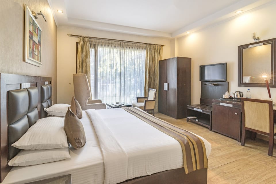 Deluxe Double or Twin Room | Minibar, in-room safe, desk, soundproofing