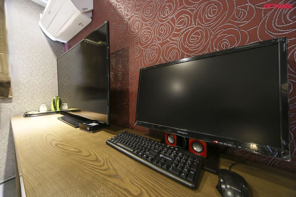 VIP Room | Premium bedding, desk, soundproofing, free WiFi