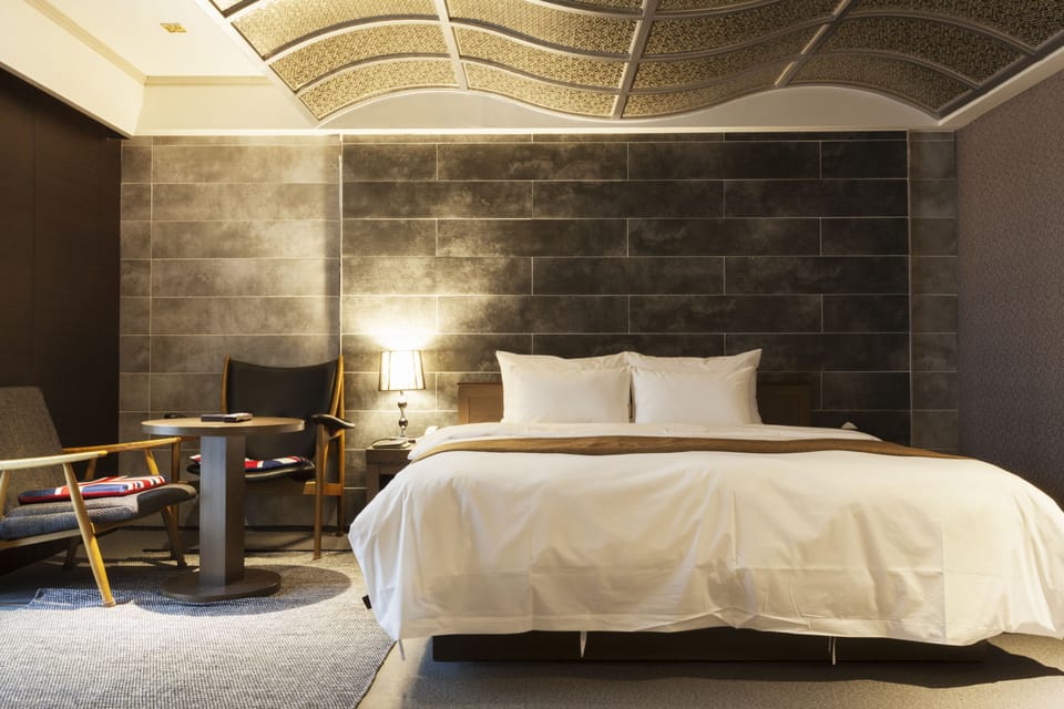 VIP Room | Premium bedding, desk, soundproofing, free WiFi