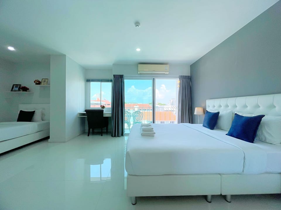 Triple Room | In-room safe, individually decorated, individually furnished, desk