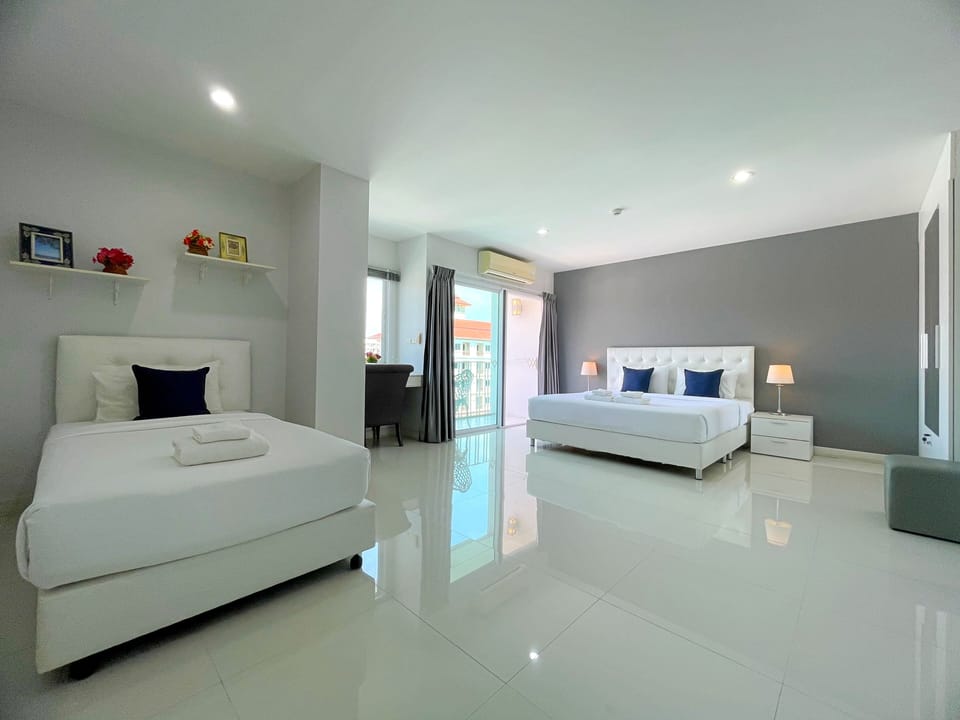 Triple Room | In-room safe, individually decorated, individually furnished, desk