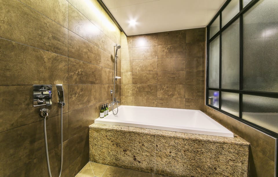 VIP | Bathroom | Combined shower/tub, deep soaking tub, free toiletries, hair dryer