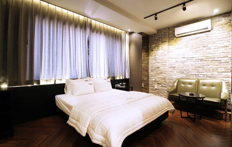 Family Double or Twin Room, Multiple Beds | Premium bedding, soundproofing, iron/ironing board, free WiFi